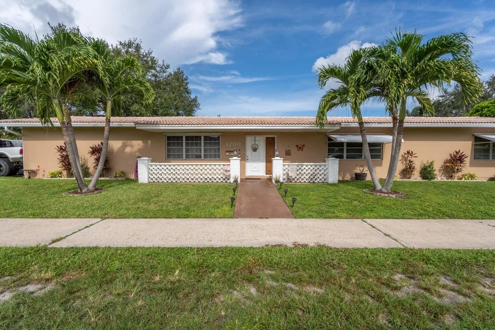 Unit for sale at 1200 N 40th Avenue, Hollywood, FL 33021