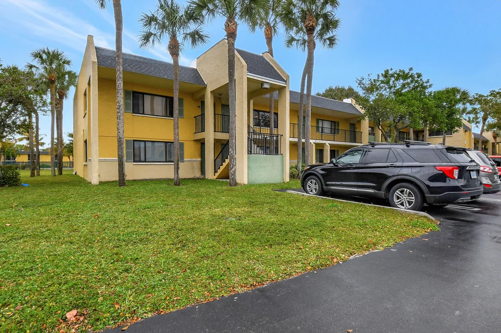 Unit for sale at 512 Meadows Circle, Boynton Beach, FL 33436