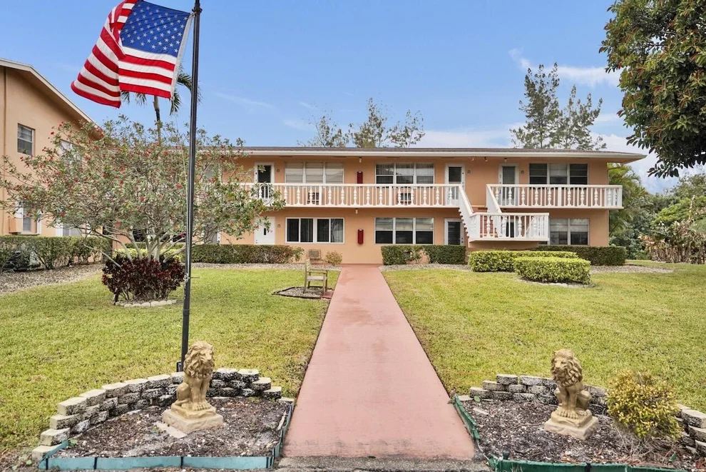 Unit for sale at 60 Camden C, West Palm Beach, FL 33417