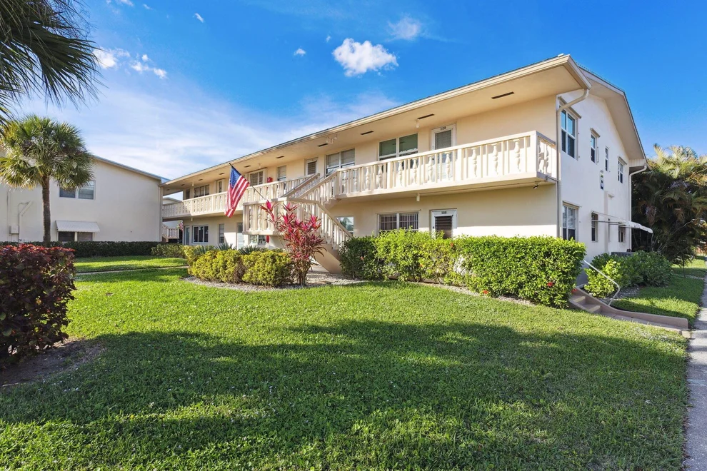 Unit for sale at 104 Coventry E, West Palm Beach, FL 33417