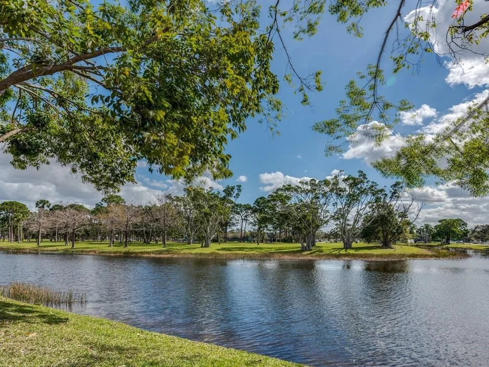 Unit for sale at 19 Lexington Lane W, Palm Beach Gardens, FL 33418