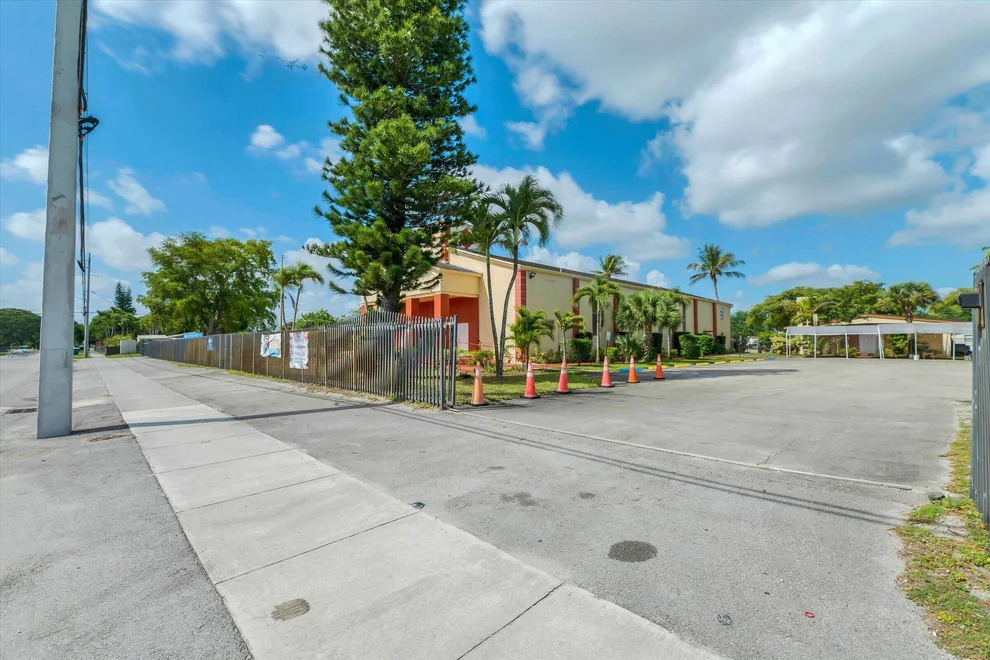 Unit for sale at 4101 SW 61st Avenue, Davie, FL 