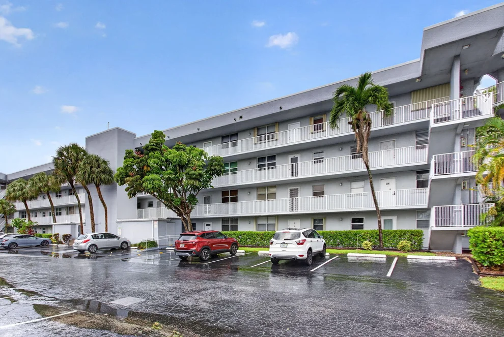 Unit for sale at 118 Royal Pk Drive, Oakland Park, FL 33309