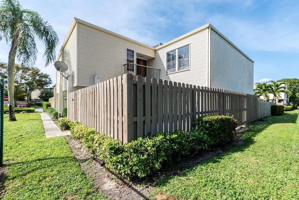 Unit for sale at 1526 Shaker Circle, Wellington, FL 33414