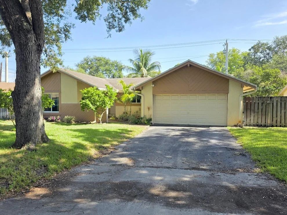 Unit for sale at 12301 Paseo Way, Cooper City, FL 33026