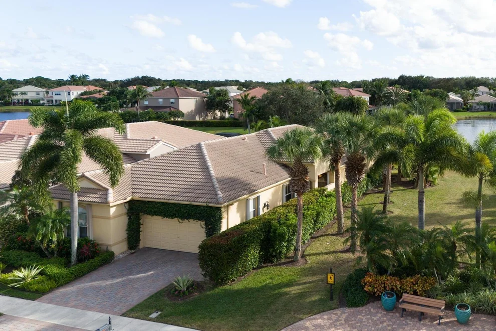 Unit for sale at 100 Via Condado Way, Palm Beach Gardens, FL 33418
