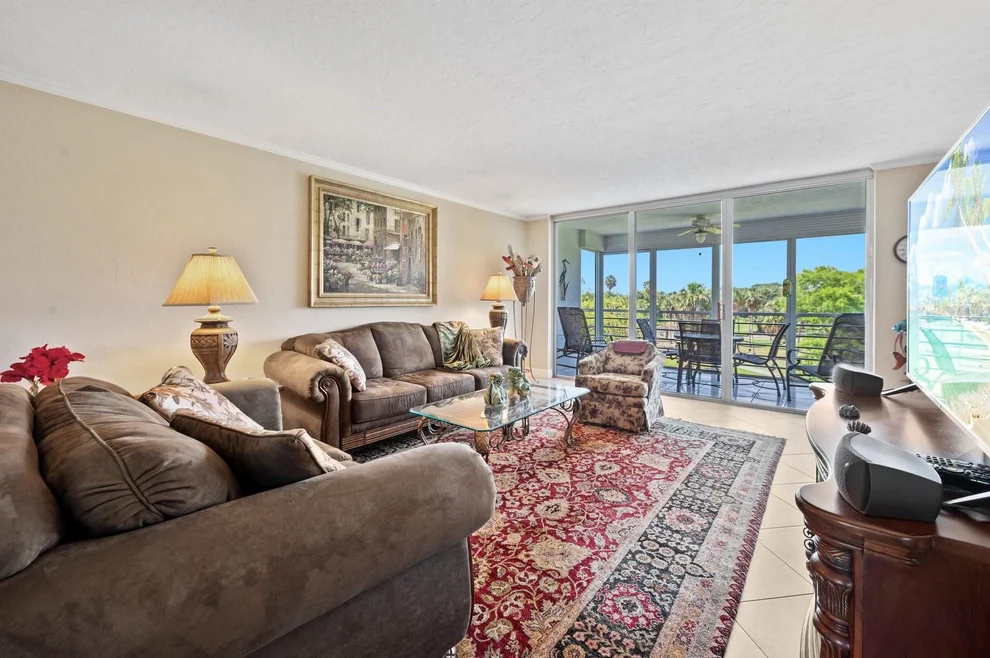 Unit for sale at 3960 Oaks Clubhouse Drive, Pompano Beach, FL 33069