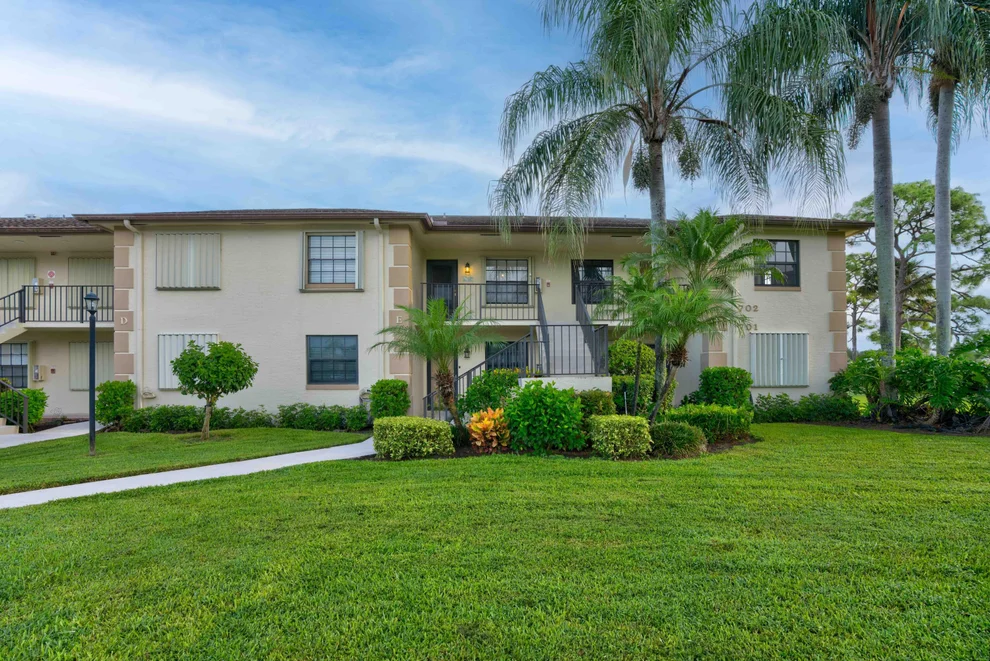 Unit for sale at 702 Pinecrest Circle, Jupiter, FL 33458