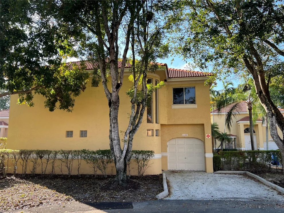 Unit for sale at 11285 Lakeview Drive, Coral Springs, FL 33071