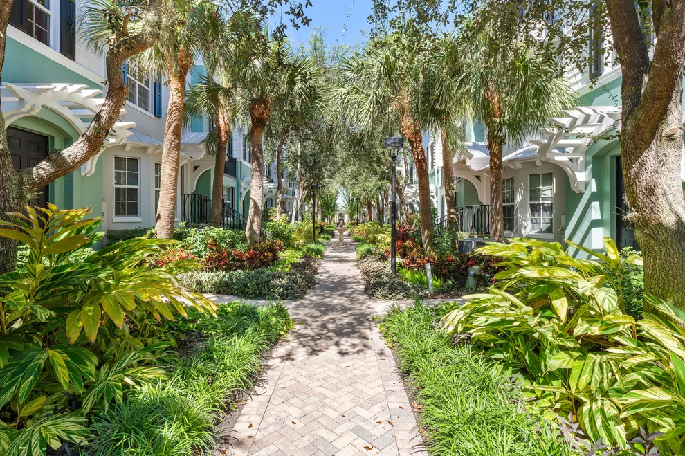 Unit for sale at 329 W Mallory Circle, Delray Beach, FL 33483