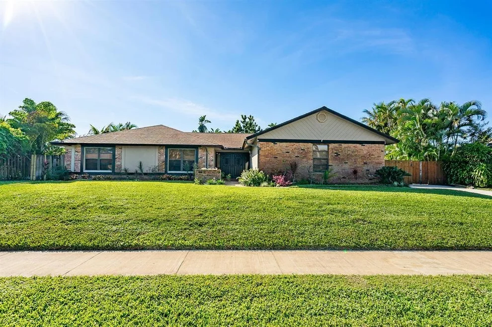 Unit for sale at 4810 Dorchester Mews, Haverhill, FL 33415