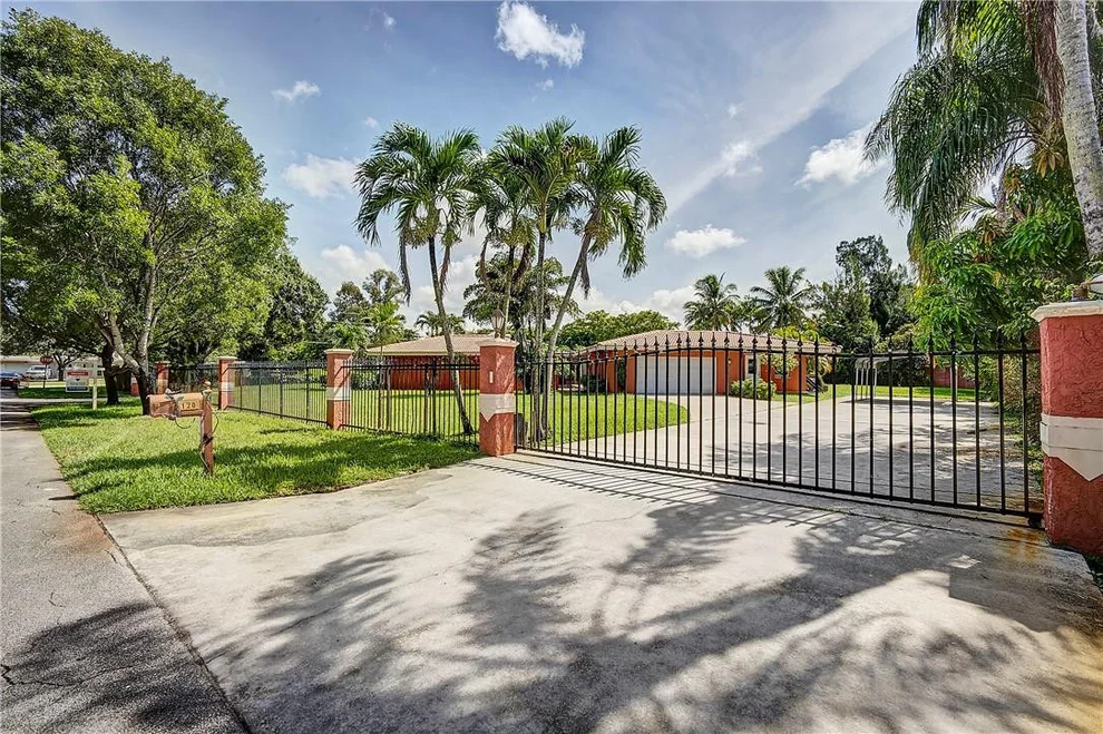 Unit for sale at 120 N Hibiscus Court, Plantation, FL 33317