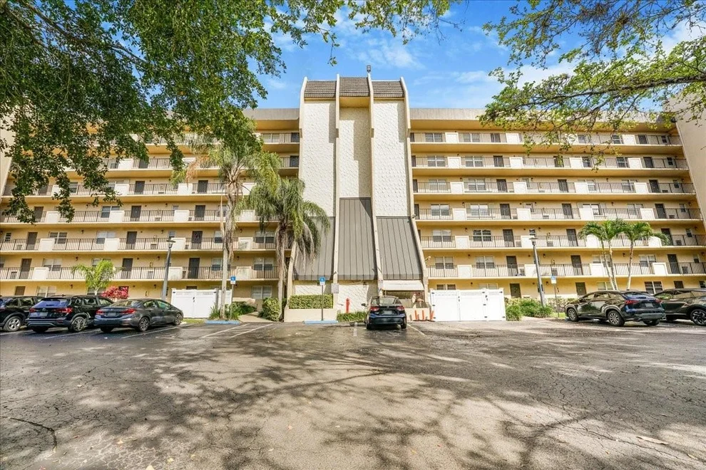 Unit for sale at 3300 W Rolling Hills Circle, Davie, FL 33328