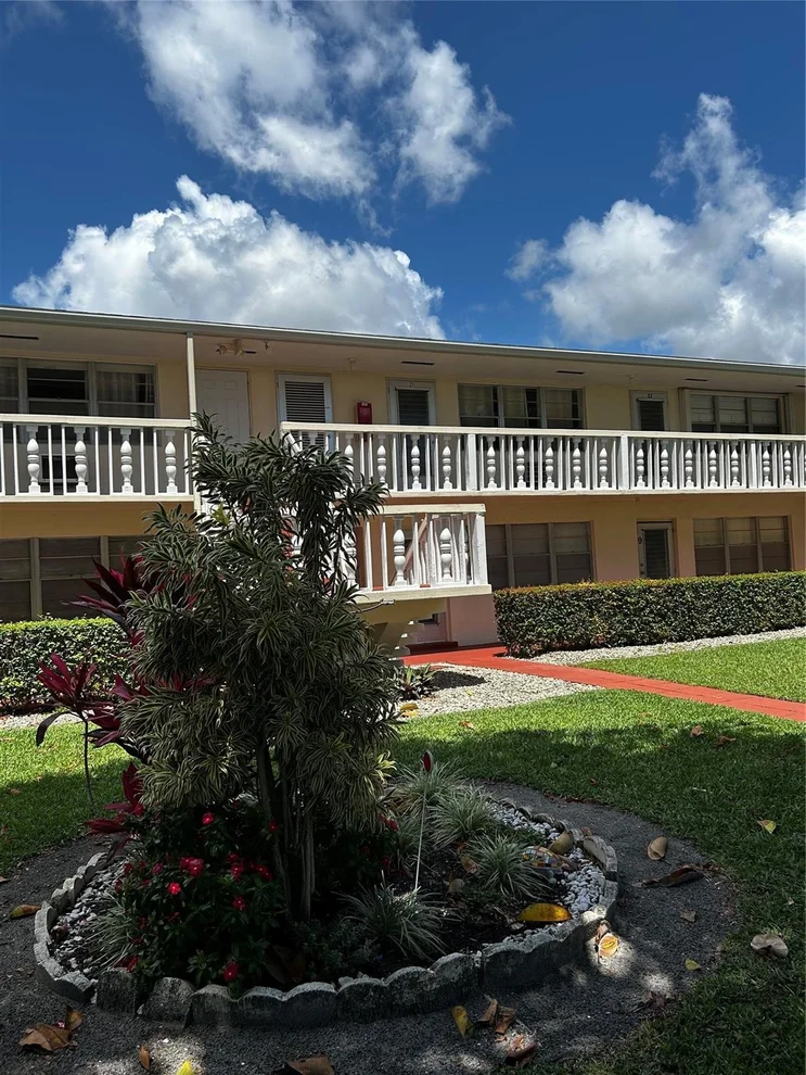 Unit for sale at 21 Berkshire A, West Palm Beach, FL 33417