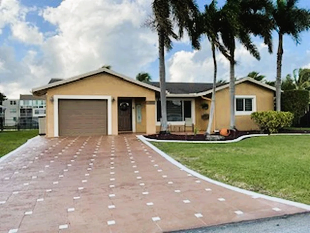 Unit for sale at 6703 NW 93 Avenue, Tamarac, FL 33321
