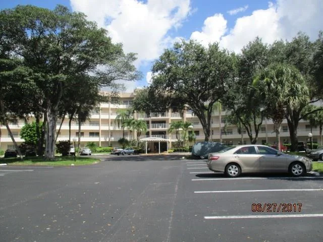 Unit for sale at 3960 Oaks Clubhouse Drive, Pompano Beach, FL 33069