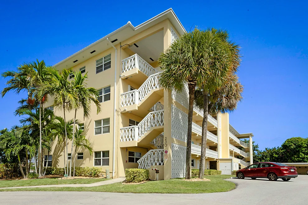 Unit for sale at 230 N Federal Hwy, Deerfield Beach, FL 33441
