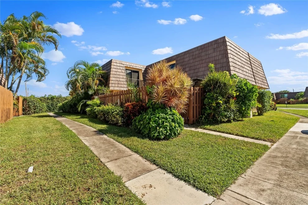 Unit for sale at 581 Springdale Circle, Palm Springs, FL 33461