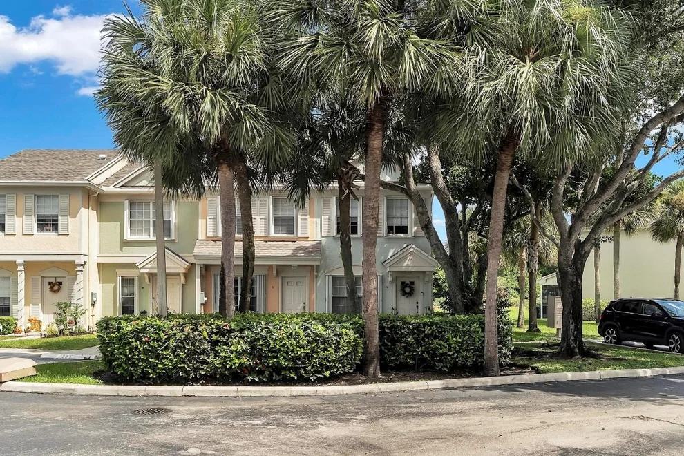 Unit for sale at 4 Ct, Weston, FL 33326
