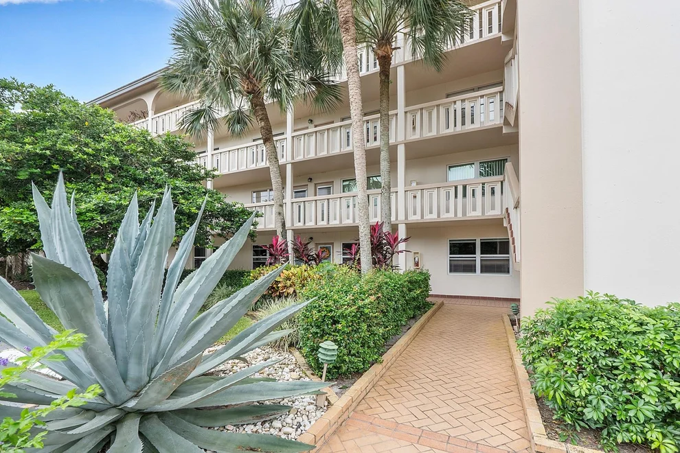 Unit for sale at 2102 Lucaya Bend, Coconut Creek, FL 33066