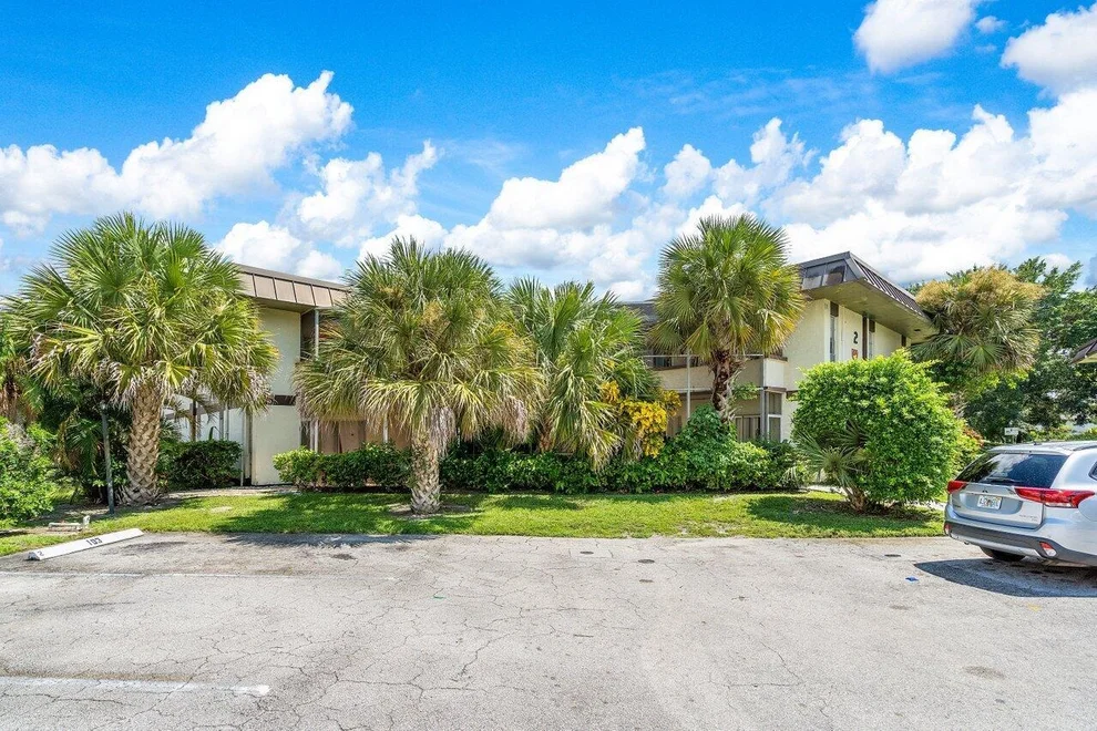 Unit for sale at 2 Greenway N, Royal Palm Beach, FL 33411