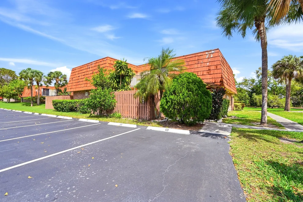 Unit for sale at 8337 N Coral Circle, North Lauderdale, FL 33068