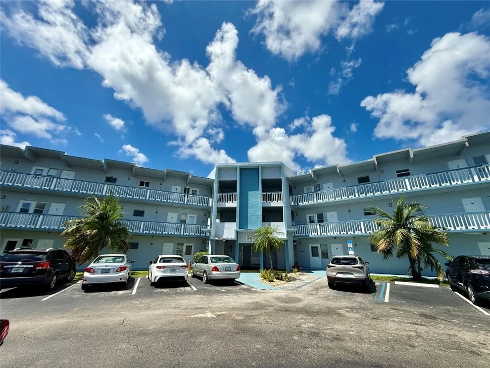 Unit for sale at 2300 Park Lane, Hollywood, FL 33021