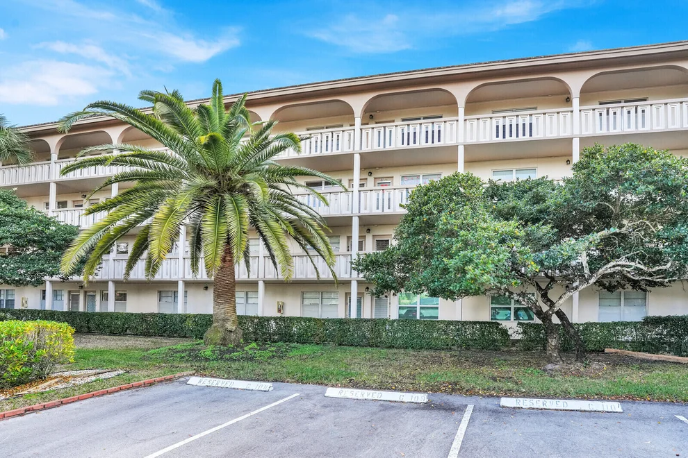 Unit for sale at 2102 Lucaya Bend, Coconut Creek, FL 33066