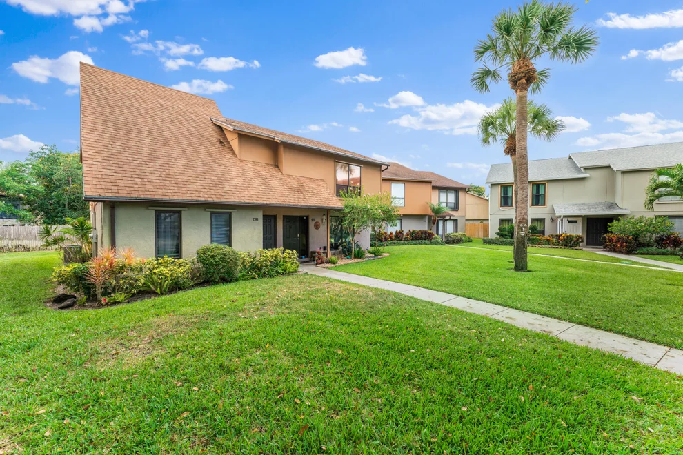 Unit for sale at 912 Sandtree Drive, Palm Beach Gardens, FL 33403
