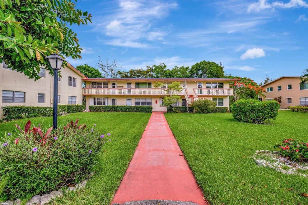 Unit for sale at 47 Camden B, West Palm Beach, FL 33417