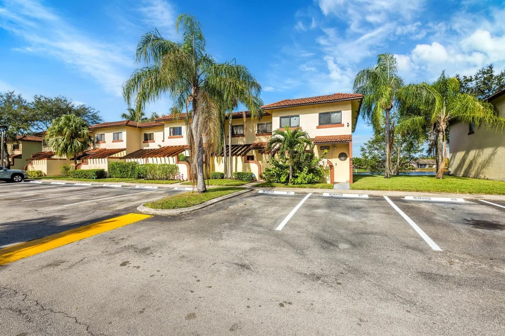 Unit for sale at 4623 NW 90th Avenue, Sunrise, FL 33351