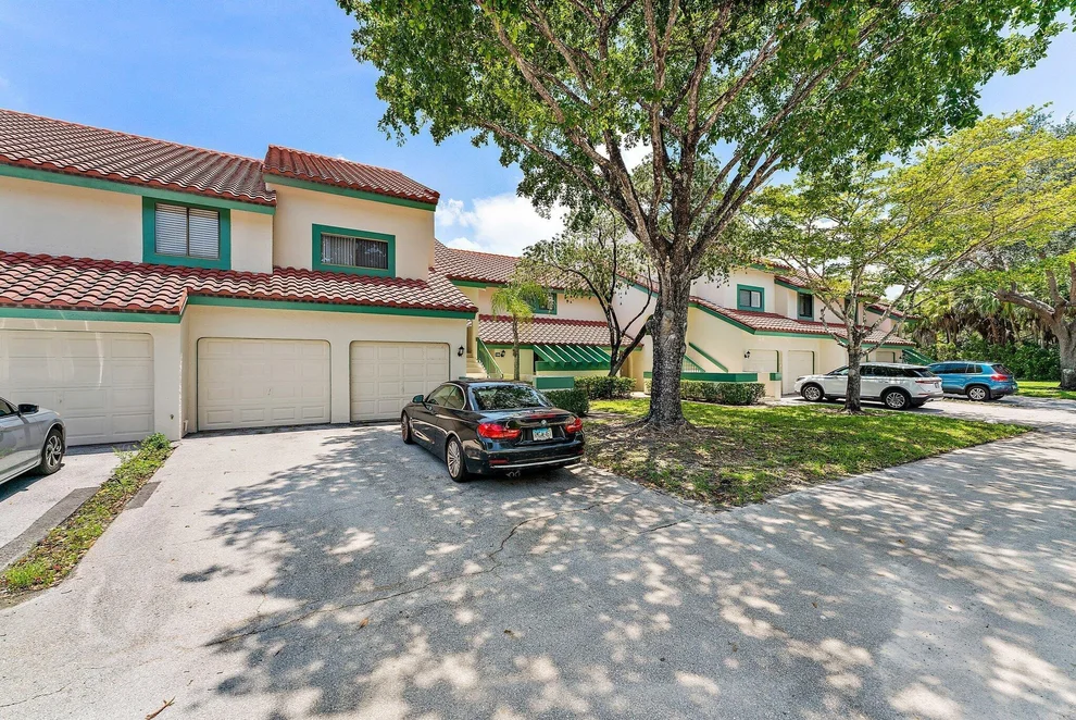 Unit for sale at 17 Lexington Lane W, Palm Beach Gardens, FL 33418