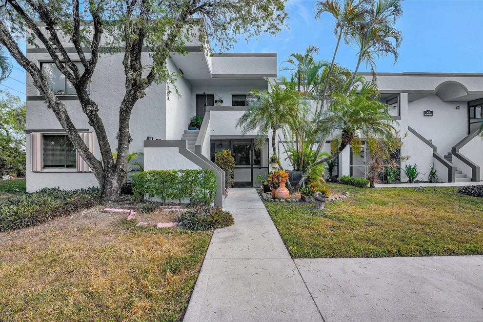 Unit for sale at 159 Lakeview Drive, Weston, FL 33326