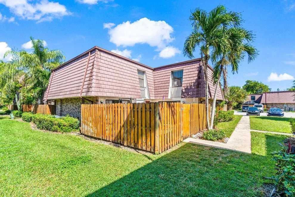 Unit for sale at 7529 E Courtyard Run E, Boca Raton, FL 33433