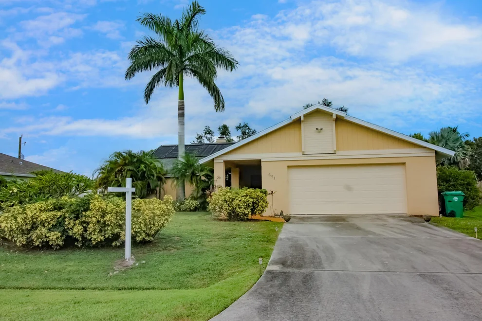 Unit for sale at 651 SE Starflower Avenue, Port St Lucie, FL 34983
