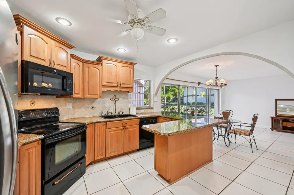 Unit for sale at 7 N Greenway Village N, Royal Palm Beach, FL 33411