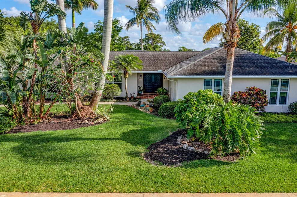 Unit for sale at 4786 Richmond Mews, Haverhill, FL 33415