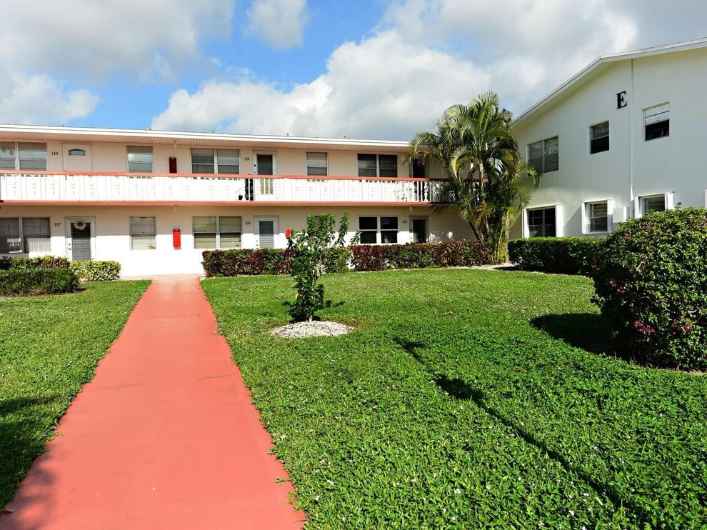 Unit for sale at 117 Chatham E, West Palm Beach, FL 33417
