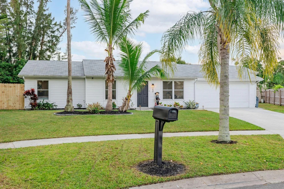 Unit for sale at 337 NE Camelot Drive, Port St Lucie, FL 34983