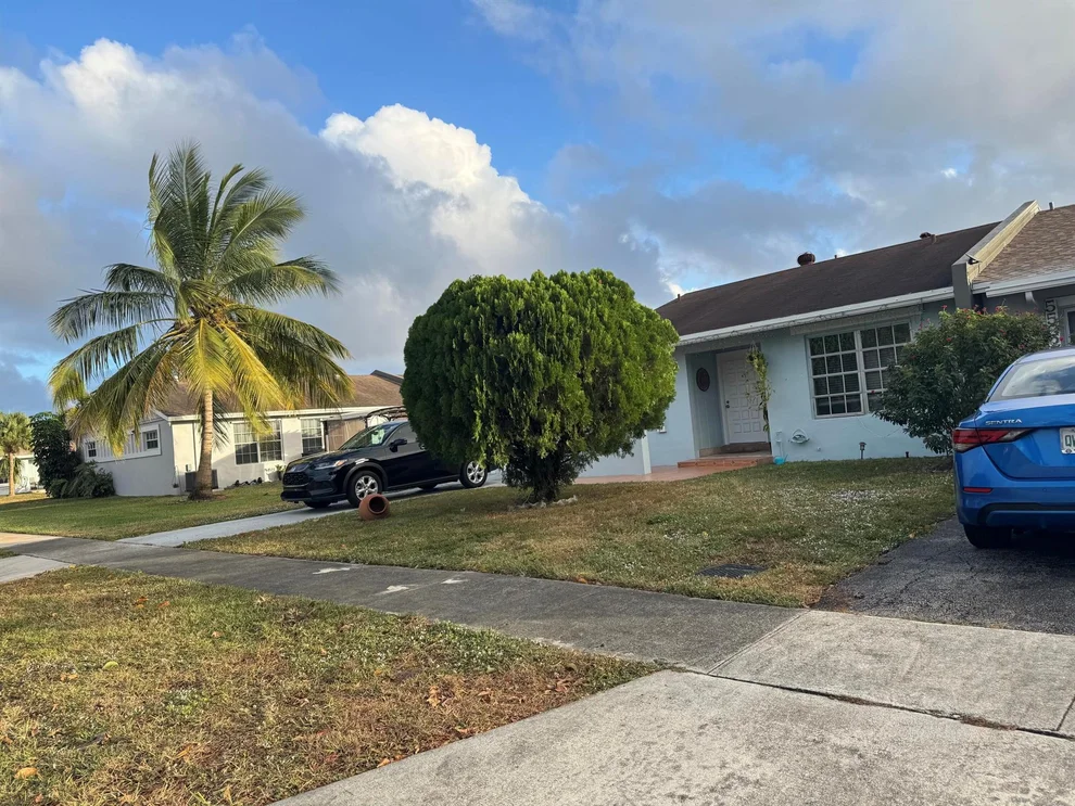 Unit for sale at 5502 Lakewood Circle, Margate, FL 33063