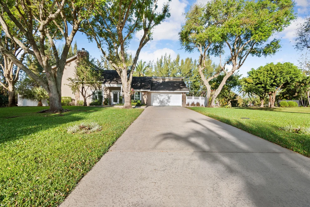 Unit for sale at 965 Whippoorwill Row, West Palm Beach, FL 33411