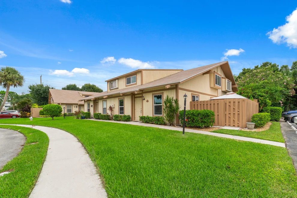 Unit for sale at 333 Maplecrest Circle, Jupiter, FL 33458