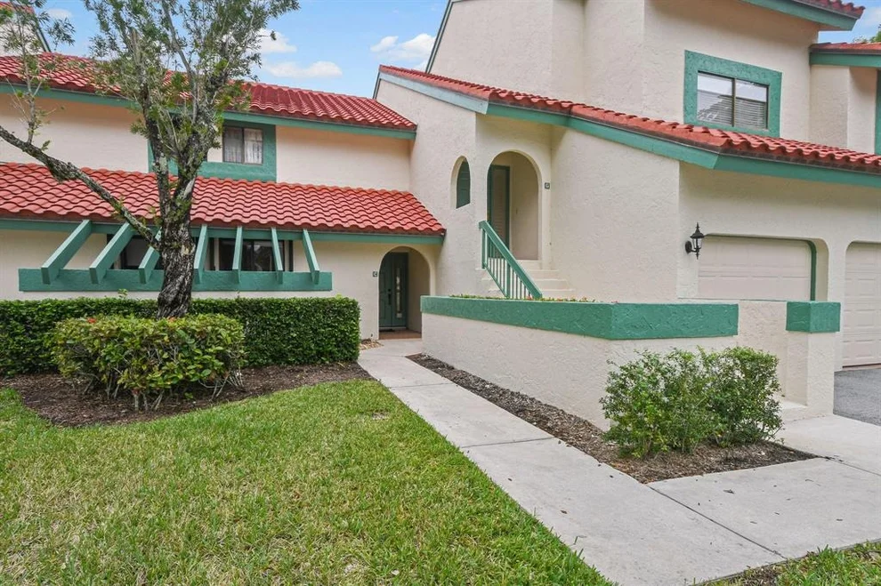 Unit for sale at 2 Lexington Lane E, Palm Beach Gardens, FL 33418