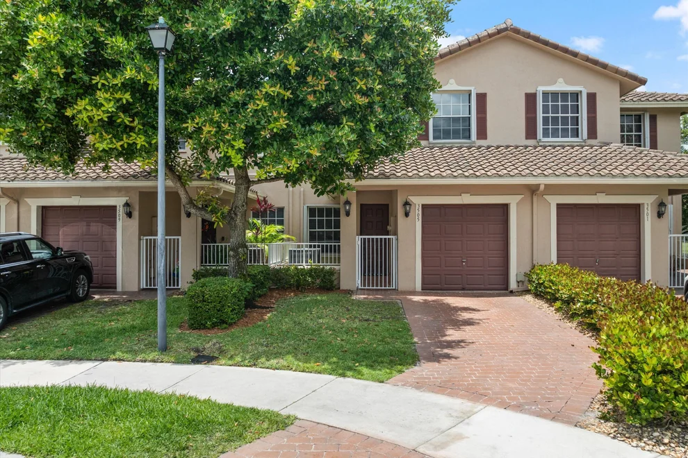 Unit for sale at 3505 Lakeside Drive, Davie, FL 33328