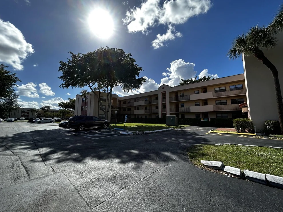 Unit for sale at 3252 Foxcroft Road, Miramar, FL 33025
