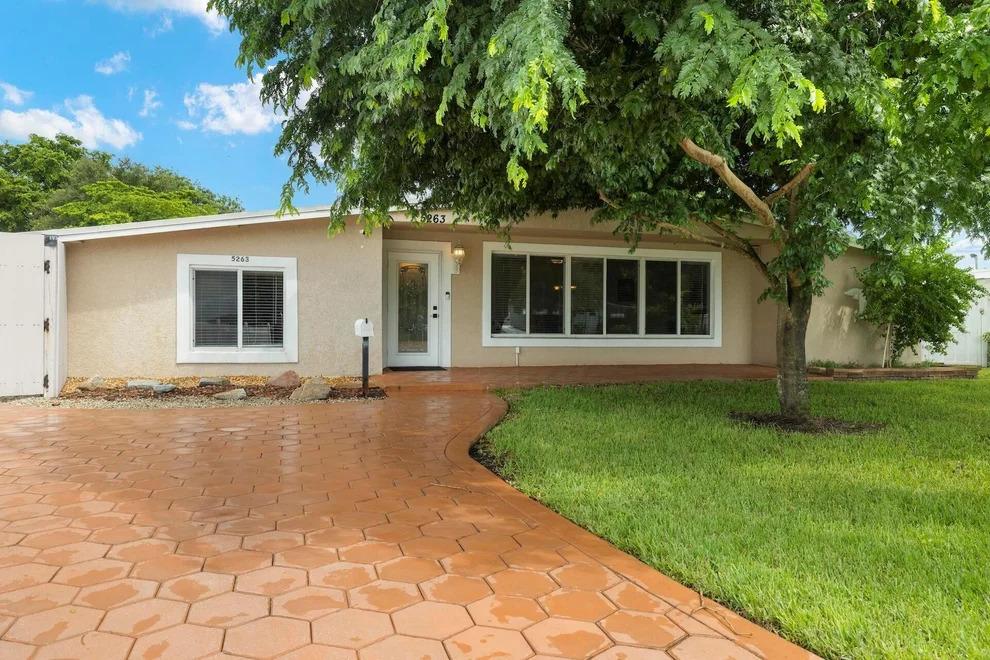 Unit for sale at 5263 Redwood Place, Plantation, FL 33317