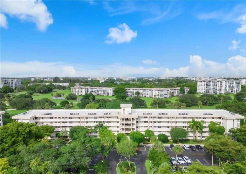 Unit for sale at 3900 Oaks Clubhouse Drive, Pompano Beach, FL 33069
