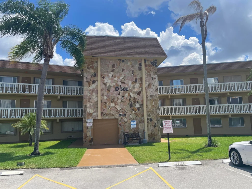 Unit for sale at 500 W Village Green Circle W, Palm Springs, FL 33461