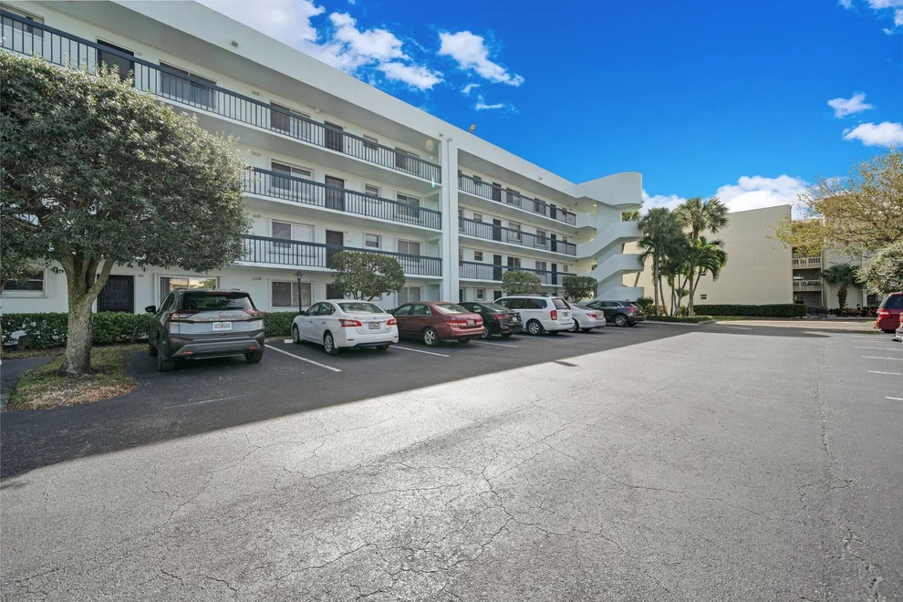 Unit for sale at 6698 10th Avenue N, Lake Worth, FL 33467