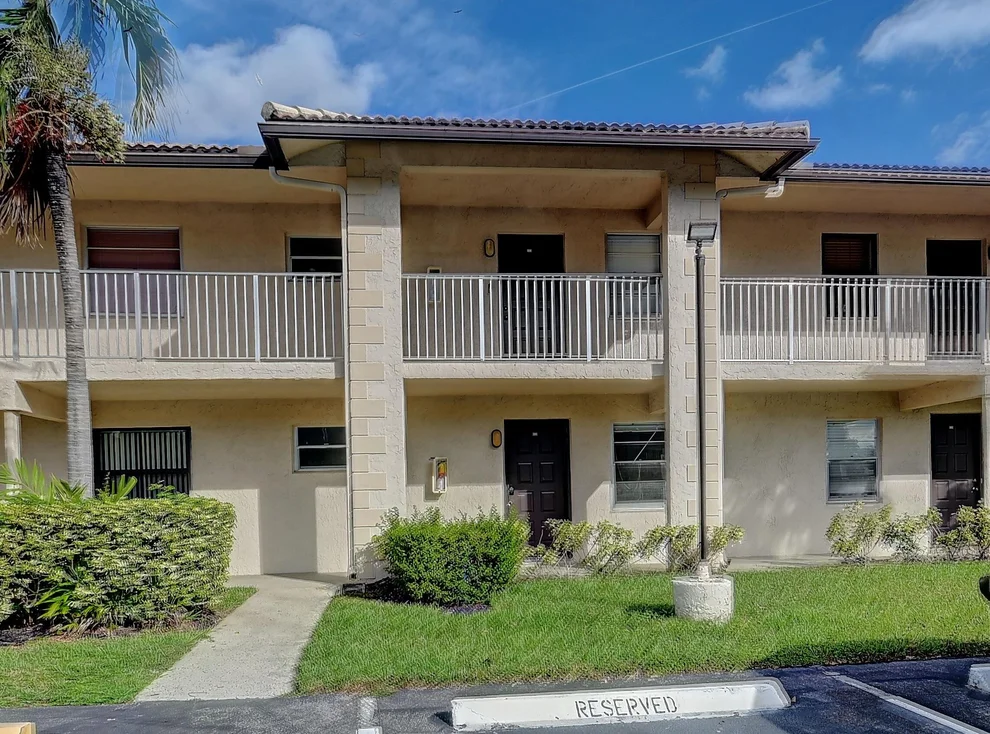 Unit for sale at 5550 Lakeside Drive, Margate, FL 33063